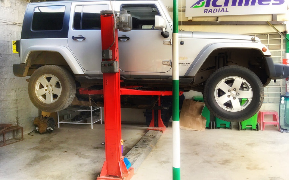 Vehicle Inspection on Small Hoist